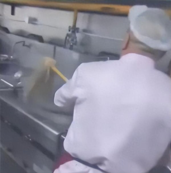 股顺网 在医院食堂蓄意摆拍“拖把洗锅”，当事人已被采取刑事强制措施