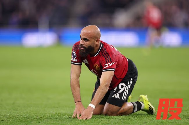 曼联前锋姆伯莫受伤